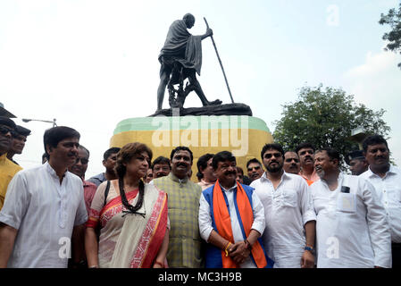 Mukul Roy, Babaul Vijayvargiy Supriyo, Kailash, Rahul Sinha und Cerstin Ganaguly (von rechts nach links) zusammen mit anderen Hommage an Mahatma Gandhi während der sit in der Demonstration. Bharatiya Janta Party oder BJP Führer und Aktivisten nehmen Sie teil an einem Sit in Demonstration vor Gandhi Statue gegen die Regierung zu protestieren. (Foto durch Saikat Paul/Pacific Press) Stockfoto