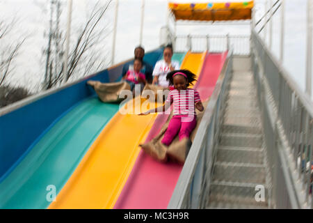 Atlanta, GA, USA - 15. März 2014: Motion Blur einer Familie nach unten schieben Sie die Wasserrutsche an der jährlichen Atlanta Messe. Stockfoto