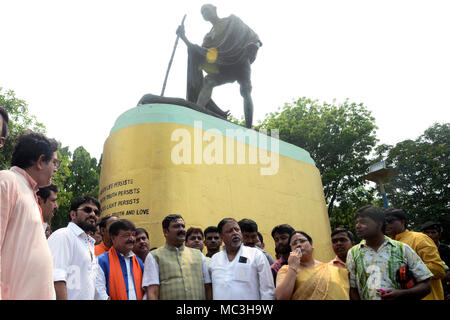 BJP Führer Babul Supriyo (vierter von links), Kailash Vijayvargiya (5. von links), Rahul Sinha (6. von links) und Mukul Roy (7. von links) zusammen mit anderen würdigt Mahatma Gandhi während der sit in der Demonstration. Bharatiya Janta Party oder BJP Führer und Aktivisten nehmen Sie teil an einem Sit in Demonstration vor Gandhi Statue gegen die Regierung zu protestieren. (Foto durch Saikat Paul/Pacific Press) Stockfoto