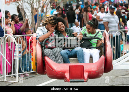 Atlanta, GA, USA - 15. März 2014: Drei Frauen lachen beim Reiten eines sich schnell bewegenden Karneval Fahrt an der jährlichen Atlanta Messe. Stockfoto