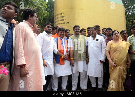 BJP Führer Babul Supriyo (vierter von links), Kailash Vijayvargiya (5. von links), Rahul Sinha (6. von links) und Mukul Roy (7. von links) zusammen mit anderen würdigt Mahatma Gandhi während der sit in der Demonstration. Bharatiya Janta Party oder BJP Führer und Aktivisten nehmen Sie teil an einem Sit in Demonstration vor Gandhi Statue gegen die Regierung zu protestieren. (Foto durch Saikat Paul/Pacific Press) Stockfoto