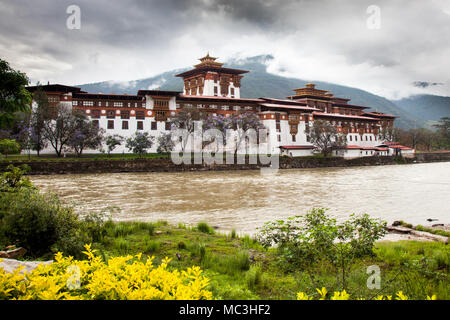 Die Ansicht der Punakha Dzong als Palast des Großen Glück in Punakha, Bhutan als Stockfoto