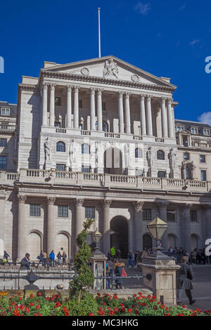 Stadt von London. Die Bank von England in Threadneedle Street, gesehen von der Royal Exchange. Stockfoto