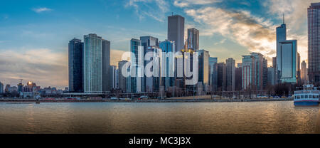 Skyline von Chicago vom Navy Pier - spät am Tag und kurz vor Frühling bricht. Stockfoto