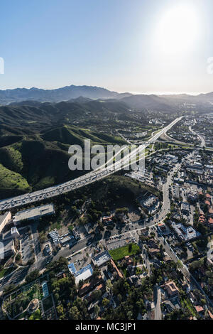 Vertikale Luftaufnahme der Ventura 101 Autobahn- und S-Bahn, Thousand Oaks in der Nähe von Los Angeles, Kalifornien. Stockfoto