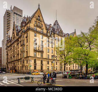 Ecke 72nd Street und Central Park West, New York City - Mit dem Dakota Gebäude in rhe Hintergrund. Stockfoto