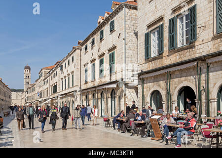 Stradun (Placa), im Hintergrund der Turm der Franziskanerkloster, Altstadt, Dubrovnik, Kroatien Stockfoto