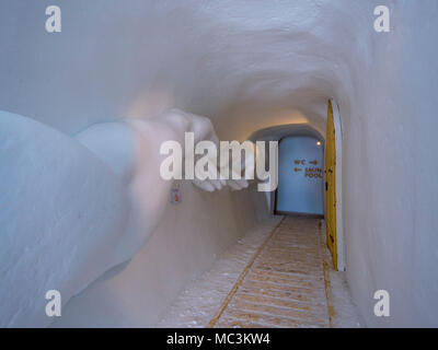 Eingang des Iglu-Dorf auf der Zugspitze Zugspitzplatt Plateau in Skigebiet (2962 m), Garmisch-Partenkirchen, Oberbayern, Bayern, Deutschland, Europa Stockfoto