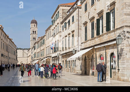 Stradun (Placa), im Hintergrund der Turm der Franziskanerkloster, Altstadt, Dubrovnik, Kroatien Stockfoto