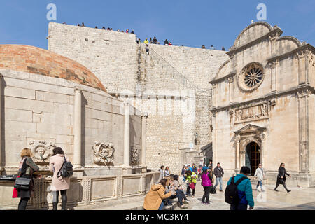 Große Onophrian Brunnen, Stadtmauer, Kirche St. Heil, Altstadt, Dubrovnik, Kroatien Stockfoto