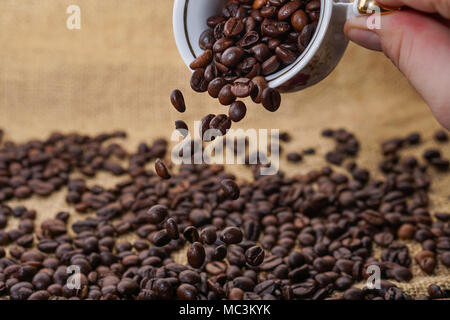 Verschütten Sie Kaffeebohnen aus Schale Stockfoto