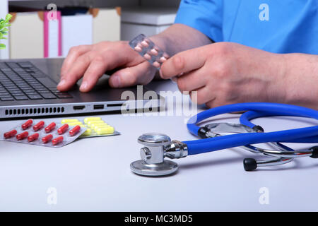 Close-up Stethoskop und Pillen. Gesundheit, Medizin und Pharmazie. Selektive konzentrieren. Stockfoto