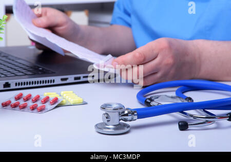 Close-up Stethoskop und Pillen. Gesundheit, Medizin und Pharmazie. Selektive konzentrieren. Stockfoto