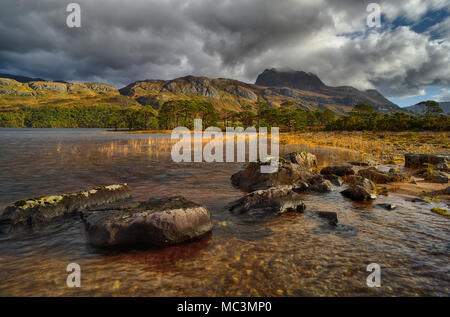 Sonnenlicht auf Loch Maree und Slioch Stockfoto