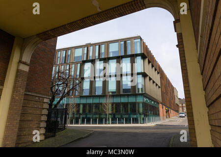 Einen Engel Square, Northampton, UK; die modernen Hauptsitz von Northamptonshire County Council eröffnet 2017 berichtet von einer Schicht von £ 53 Stockfoto