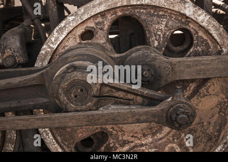 Detailansicht der Räder der abgebrochenen alten rostigen sowjetische Lokomotive an der Plattform. Horizontale Farbfotografie. Stockfoto