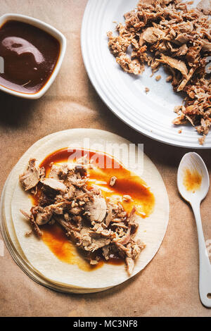 Peking-Stil-Ente mit Hoisinsauce Pfannkuchen Stockfoto