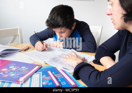 Zu Hause lernen, zu Hause studieren, Junge 11 Jahre alt, Großbritannien Stockfoto