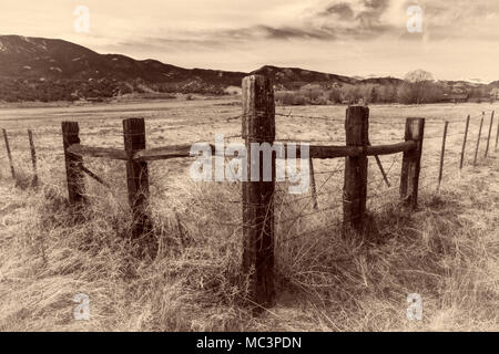 Infrarot; Schwarz & Weiß Blick auf Holz- fencepost und Stacheldraht; Vandaveer Ranch; Salida, Colorado, USA Stockfoto