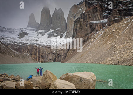 Wanderer, Mirador Base Las Torres. Sehen Sie die erstaunlichen Torres del Paine Torres del Paine Nationalpark, Patagonien, Chile Stockfoto