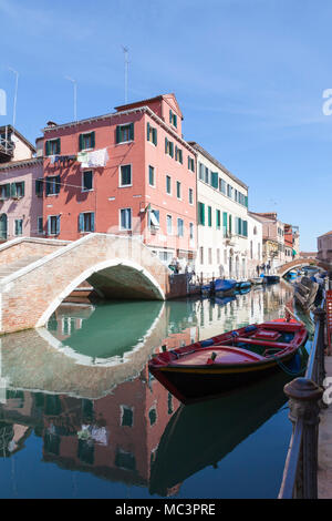 Ponte Nuovo Fondamentin auf Rios Sant Anna, Castello, Venedig, Venetien, Italien mit Reflexionen auf der ruhigen Kanal und Red Boat Stockfoto