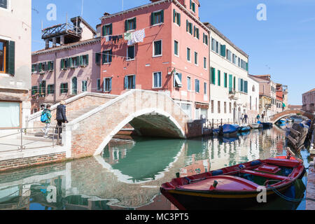 Ponte Nuovo Fondamentin auf Rios Sant Anna, Castello, Venedig, Venetien, Italien mit Reflexionen auf der ruhigen Kanal und Red Boat Stockfoto