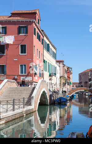 Ponte Nuovo Fondamentin auf Rios Sant Anna, Castello, Venedig, Venetien, Italien mit Reflexionen auf der ruhigen Kanal und bunten Häusern Stockfoto