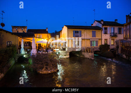 Nacht Blick auf charmante Borghetto sul Mincio, einem Dorf in der Region Venetien, Norditalien, bekannt für seine historischen Mühlen. Stockfoto