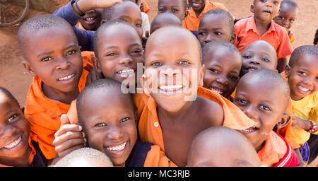 Uganda. 13. Juni 2017. Eine Gruppe von Happy Grundschulkinder lächeln, lachen und winken an einer Grundschule. Stockfoto