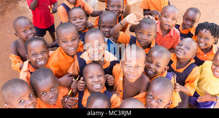 Uganda. 13. Juni 2017. Eine Gruppe von Happy Grundschulkinder lächeln, lachen und winken an einer Grundschule. Stockfoto