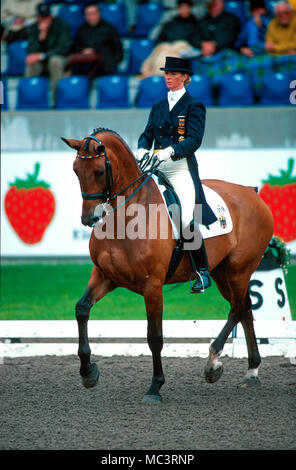 Alexandra Simmons de Ridder Deutschlands Chacomo 3 in der Dressur beim CHIO Aachen, Deutschland 2000, Alexandra Simmons de Ridder (GER Chacomo 3 Reiten Reiten Stockfoto