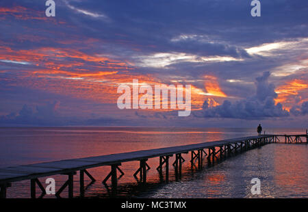 Sonnenaufgang am Pantai Kucing Marantale Strand, Parigi Moutong, Palu, Sulawesi, Indonesien Stockfoto