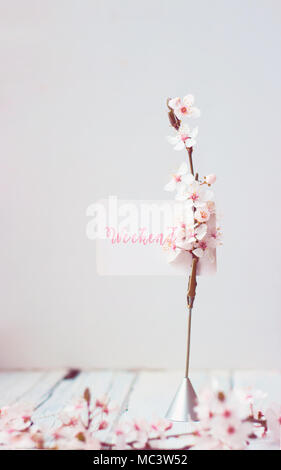 Wild Cherry Blumen, Hinweis Inhaber mit 'Wochenende', Text auf weißem Hintergrund Holz Stockfoto