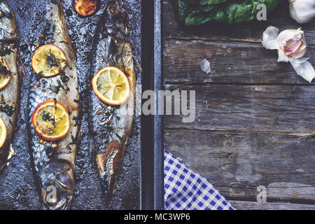 Drei gegrillte Fische, auf Schwarz Backblech, mit Kopie Raum Stockfoto