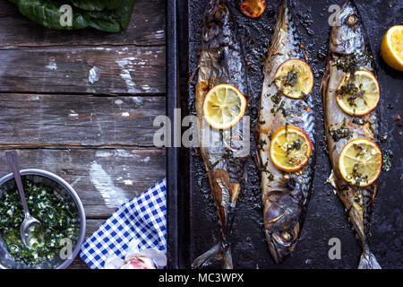 Drei gegrillter Fisch, auf Schwarz Backblech, mit Kopie Raum Stockfoto