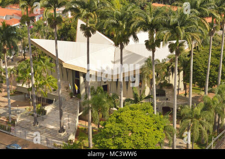 Campinas, SP/Brasilien - April 7, 2018: Sao Paulo Apostolo Kirche und ihrer einzigartigen Architektur aus gesehen Stockfoto