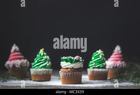 Geschmückten Cupcakes, auf hölzernen Hintergrund mit Kopie Raum Stockfoto