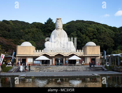 Kyoto, Japan - November 3, 2015: Giat Buddha Statue sitzt auf dem Ryozen Kannon Kriegerdenkmal Stockfoto