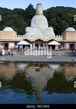 Kyoto, Japan - November 3, 2015: Giat Buddha Statue sitzt auf dem Ryozen Kannon Kriegerdenkmal Stockfoto