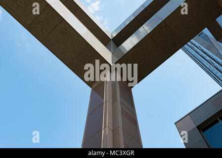 Spalte Säule mit Metall Rahmen in der Nähe des Bürogebäudes Stockfoto