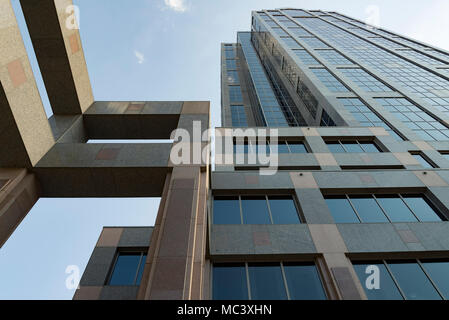 Spalte Säule mit Metall Rahmen in der Nähe des Bürogebäudes Stockfoto