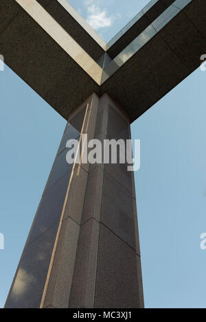 Spalte Säule mit Metall Rahmen in der Nähe des Bürogebäudes Stockfoto