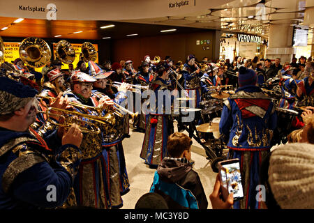 Band in der U-Bahn, Fasching party, München, Oberbayern, Deutschland, Europa Stockfoto