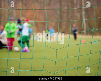 Fußball-Training. Gekreuzt Fußball Netze Fußball-Fußball im Ziel net mit Gras auf Spielplatz im Hintergrund. Stockfoto