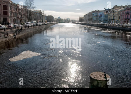SAINT-Petersburg, Russland - 12. APRIL 2018: Frühling Blick auf Fontanka mit treibenden Eisschollen und ein Vogel auf eine alte Holzbrücke Säule Stockfoto