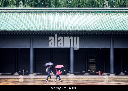 Tokio, Japan. Zwei japanische Frauen mit Schirm im Regen in dem Yushima-hügel Seido, eine konfuzianische Tempel in der dem Yushima-hügel Stadtteil Bunkyo Stockfoto