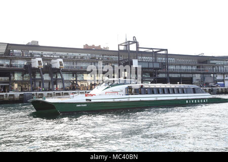 Die Dawn Fraser rivercat an der Vorderseite des Overseas Passenger Terminal in Sydney, Australien. Stockfoto