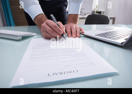 Der Unternehmer Hand singen Vertragsformular mit Stift Stockfoto