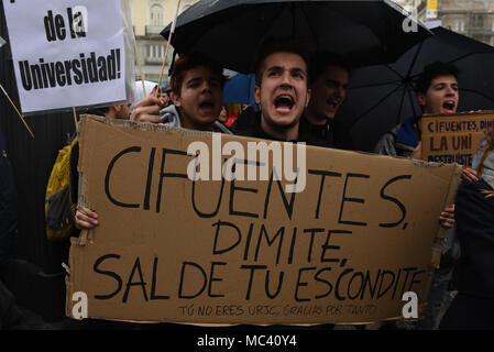 Madrid, Spanien. 12 Apr, 2018. Studenten halten Sie Banner und Shout Slogans, wie sie sich an einem Protest in Madrid den Rücktritt des Madrid Regional President Cristina Cifuentes, die von gefälschten einen Master von der öffentlichen Rey Juan Carlos Universität vorgeworfen wird, zu verlangen. Credit: Jorge Sanz/Pacific Press/Alamy leben Nachrichten Stockfoto