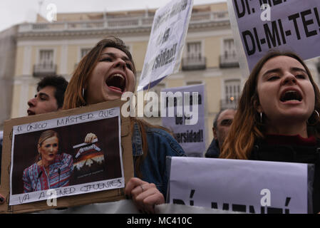 Madrid, Spanien. 12 Apr, 2018. Studenten halten Sie Banner und Shout Slogans, wie sie sich an einem Protest in Madrid den Rücktritt des Madrid Regional President Cristina Cifuentes, die von gefälschten einen Master von der öffentlichen Rey Juan Carlos Universität vorgeworfen wird, zu verlangen. Credit: Jorge Sanz/Pacific Press/Alamy leben Nachrichten Stockfoto